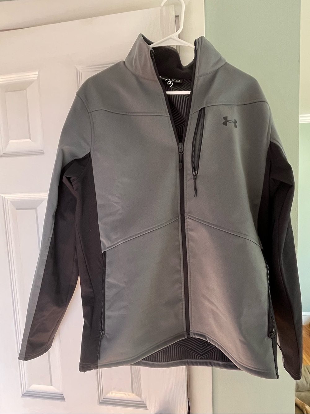 Under Armour Men’s Gray & Black Softshell Jacket
